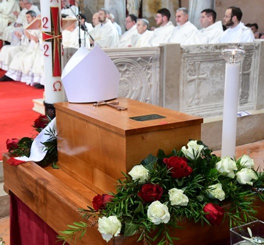 Posmrtni ostaci biskupa Dobrile položeni u biskupsku grobnicu u Poreču